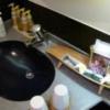 CHECK INN BALI(豊島区/ラブホテル)の写真『201号室（備品類です。マウスウォッシュや化粧水など一通り整っています。）』by 格付屋