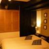 CHECK INN BALI(豊島区/ラブホテル)の写真『201号室（入口から撮ったものです。もっと明るくできます。薄暗い感じのほうがアジアンを感じます）』by 格付屋