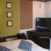 CHECK INN BALI(豊島区/ラブホテル)の写真『201号室（部屋奥からテレビ方向です。置物他がアジアンテイストです）』by 格付屋