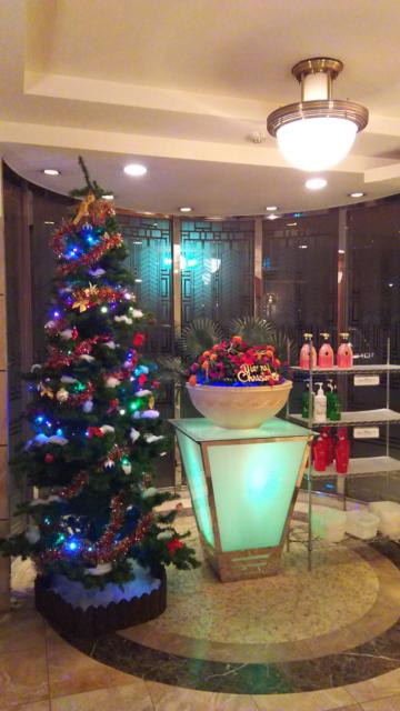 湘南ベイホテル(茅ヶ崎市/ラブホテル)の写真『エントランスです。ここでシャンプーや入浴剤を選びます。季節がらクリスマスの装飾がしてありました。』by キジ