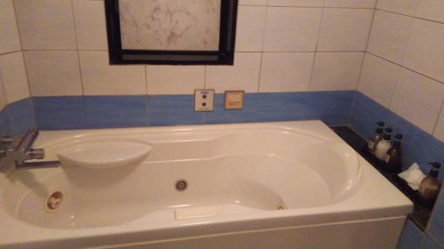 湘南ベイホテル(茅ヶ崎市/ラブホテル)の写真『305号室 お風呂です。二人で充分一緒に入れます。座る台があって、やらしいことが出来ます。』by キジ