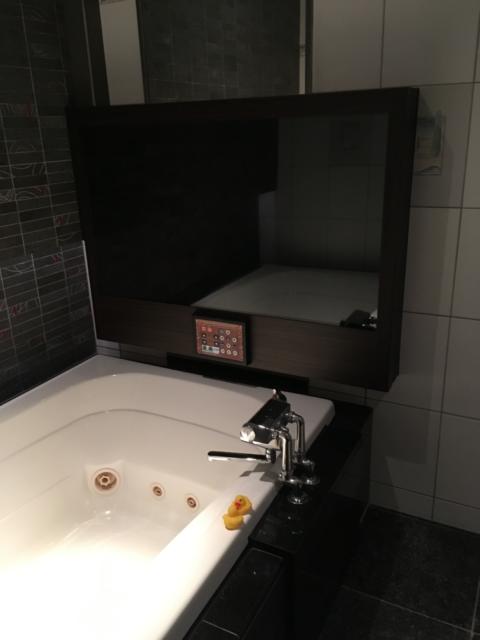 HOTEL GRASSINO URBAN RESORT 浦和 （ホテルグラッシーノアーバンリゾートウラワ）(さいたま市緑区/ラブホテル)の写真『603号室の内風呂用テレビ』by 口コミ野郎