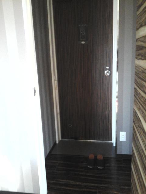 AMAND HOTEL（アマンド）(文京区/ラブホテル)の写真『601号室  玄関(室内側より玄関ドアを望む) ※右下は『玄関土間の靴』ではなく『段差なし廊下のスリッパ』』by ルーリー９nine
