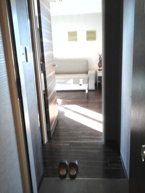 AMAND HOTEL（アマンド）(文京区/ラブホテル)の写真『601号室  玄関より室内を望む ※下の履き物は『玄関土間の靴』ではなく『段差なし廊下のスリッパ』』by ルーリー９nine