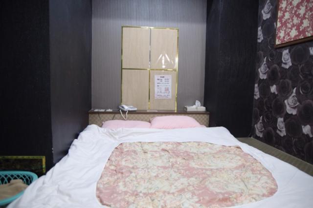 ホテル スターダスト(豊島区/ラブホテル)の写真『103号室　ベッド』by マーケンワン