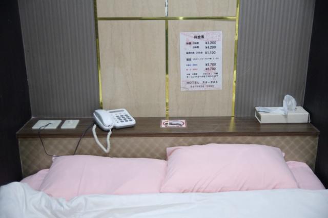 ホテル スターダスト(豊島区/ラブホテル)の写真『103号室　枕元の設備』by マーケンワン