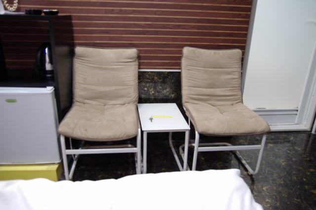ホテル スターダスト(豊島区/ラブホテル)の写真『103号室　チェアと小型テーブル』by マーケンワン