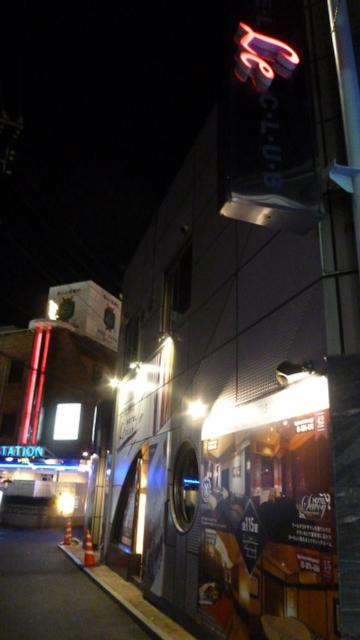 HOTEL Le Club（ホテルルクラブ）(台東区/ラブホテル)の写真『夜の外観になります。駐車場はありませんが、鶯谷駅北口からあるいて１～２分です。駅前のローソンの先を右折し、道なりに歩くと右側に神社があり、その先右手になります。』by 格付屋