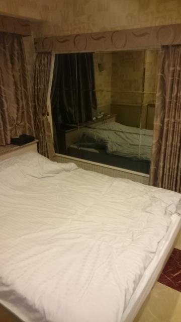 ホテルマーブル(品川区/ラブホテル)の写真『305号室、ベッドと鏡』by ビデ三郎