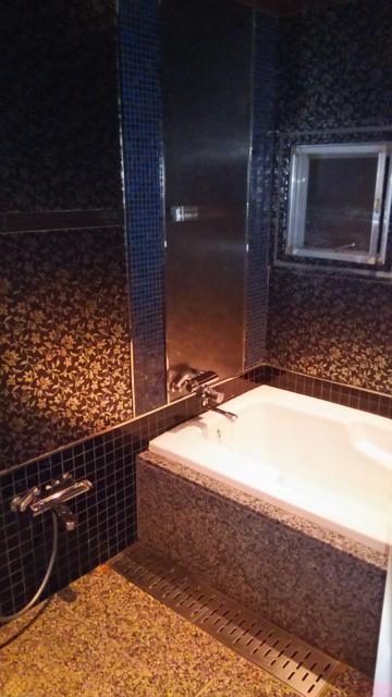 ホテル100% 7/7 平塚キャッスル(平塚市/ラブホテル)の写真『505号室　お風呂は、タイル系で結構寒くて、電気も暗いです。ジャグジーはあり、浴槽は二人で入れるサイズでした。』by キジ