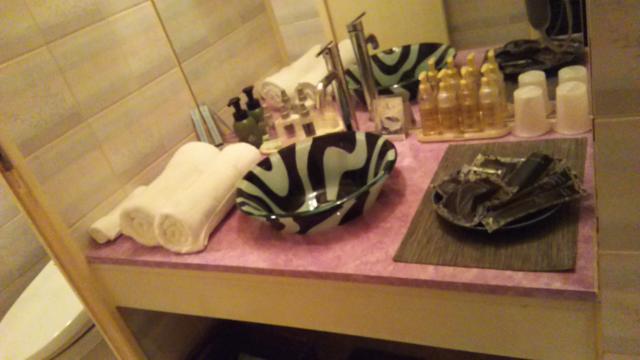 ホテル100% 7/7 平塚キャッスル(平塚市/ラブホテル)の写真『505号室。洗面所の写真です。アメニティは揃ってます。』by キジ