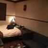 CHECK INN BALI(豊島区/ラブホテル)の写真『204号室 ベッド&amp;ソファ&amp;テーブル』by アホ犬