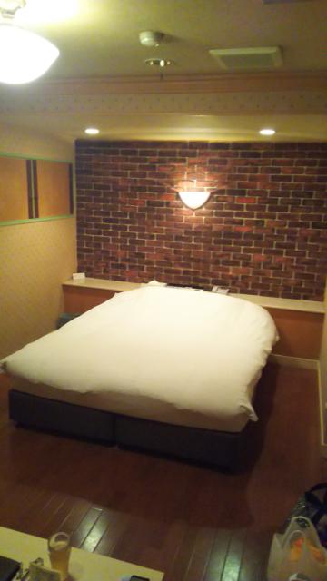 ホテル ルポ(墨田区/ラブホテル)の写真『302号室、ソファー側から、ベッド側を見たところ。無料』by キジ