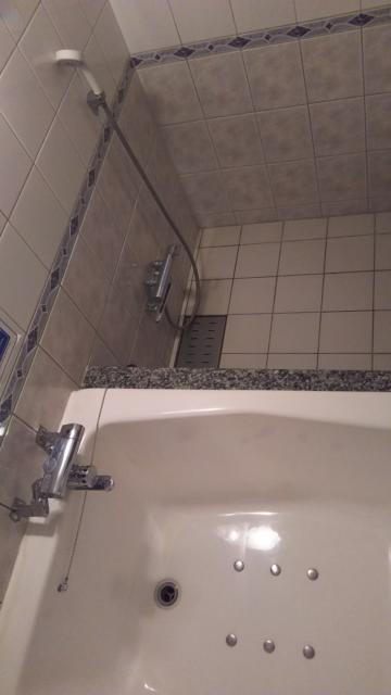 ホテル ルポ(墨田区/ラブホテル)の写真『302号室、洗い場側。湯船にはジャグジーが付いてます。浴室TVは無し。』by キジ