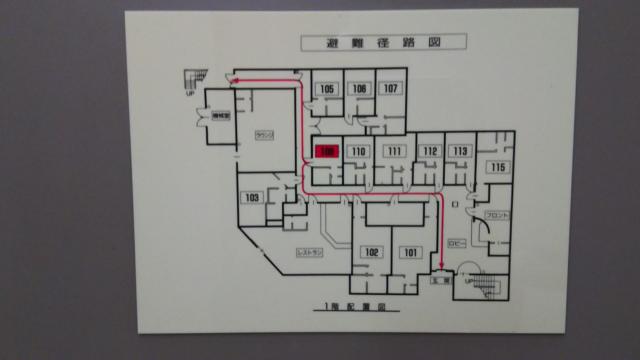 Creation45°(藤沢市/ラブホテル)の写真『108号室に貼られている、一階の間取図です。この部屋には窓がありません。』by キジ