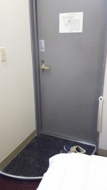 Creation45°(藤沢市/ラブホテル)の写真『108号室の入り口です。入ると直ぐベッドです。』by キジ
