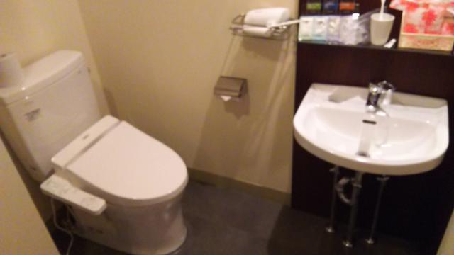 Creation45°(藤沢市/ラブホテル)の写真『108号室。トイレと洗面所は一緒です。』by キジ