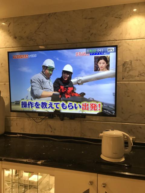 ビーナス(新宿区/ラブホテル)の写真『203号室の壁掛け液晶テレビ』by 少佐