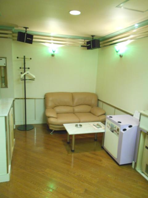 フランセ(八王子市/ラブホテル)の写真『901号室、テーブルとソファーなど』by もんが～