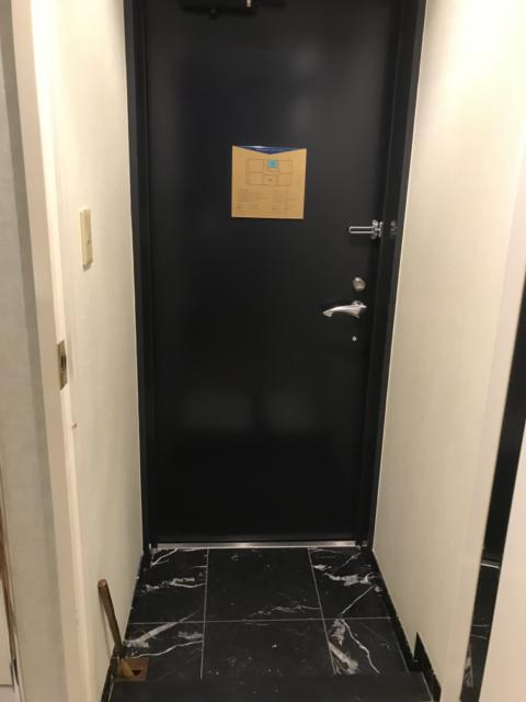 ビーナス(新宿区/ラブホテル)の写真『203号室の玄関』by 少佐