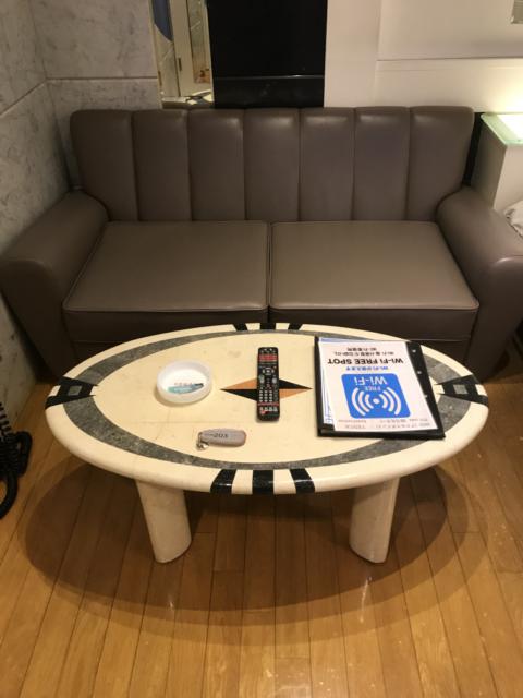 ビーナス(新宿区/ラブホテル)の写真『203号室のテーブルとソファー』by 少佐