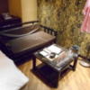 HOTEL GRASSINO URBAN RESORT(立川市/ラブホテル)の写真『321号室、テーブルとソファー』by もんが～