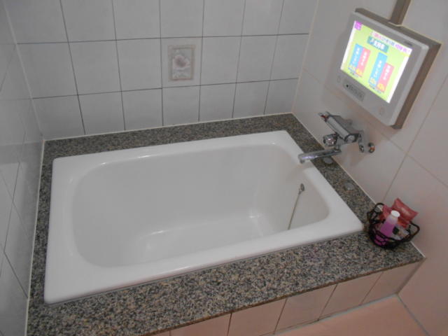 レステイ所沢(所沢市/ラブホテル)の写真『206号室、浴槽と浴室テレビ』by もんが～
