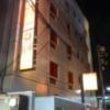ホテルSAVOY(台東区/ラブホテル)の写真『夜の外観（ホテルは角にありますが写真は線路に向かって撮ったものです。駐車場はありません）』by 格付屋