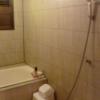 ホテルSAVOY(台東区/ラブホテル)の写真『405号室（シャワールームです。シャワースペースは2人でちょうどいいくらいの広さです）』by 格付屋
