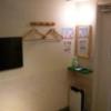 レンタルルーム アプレ(港区/ラブホテル)の写真『204号室（ベッドから入口方向。ハンガーとTVが壁にかかっています。）』by 格付屋