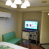 HOTEL府中(府中市/ラブホテル)の写真『405号室、ソファーとテレビなど』by もんが～