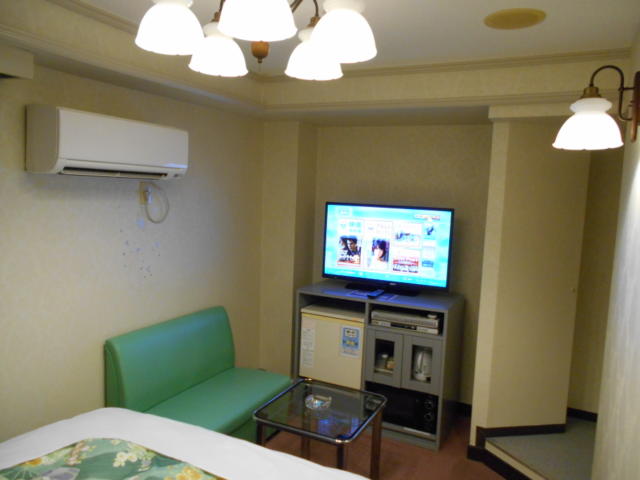 HOTEL府中(府中市/ラブホテル)の写真『405号室、ソファーとテレビなど』by もんが～