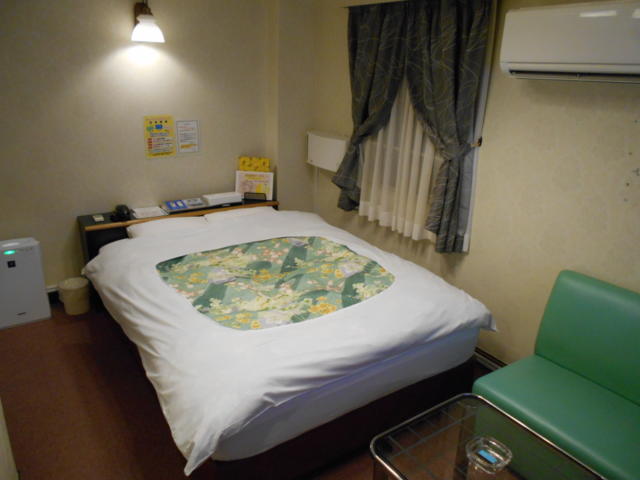 HOTEL府中(府中市/ラブホテル)の写真『405号室、ベッド』by もんが～