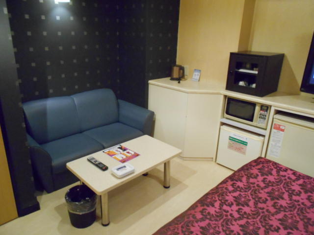 Re･stay（レステイ）府中(府中市/ラブホテル)の写真『603号室、テーブルとソファー』by もんが～