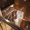 アペルト(豊島区/ラブホテル)の写真『806号室　2階の螺旋階段より1階を見渡す』by INA69