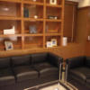 アペルト(豊島区/ラブホテル)の写真『806号室　１階　ソファと本棚』by INA69