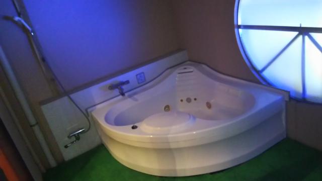 湘南ベイホテル(茅ヶ崎市/ラブホテル)の写真『311号室。これがお望みの露天風呂です。テラス風呂と言ったらいいのでしょうか。』by キジ