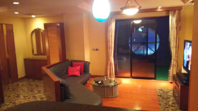 湘南ベイホテル(茅ヶ崎市/ラブホテル)の写真『311号室。バーカウンターから、応接間と、露天風呂があるテラスを写しました。』by キジ