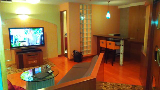 湘南ベイホテル(茅ヶ崎市/ラブホテル)の写真『311号室です。入ると広い応接間に、右手にはバーカウンターがあります。』by キジ