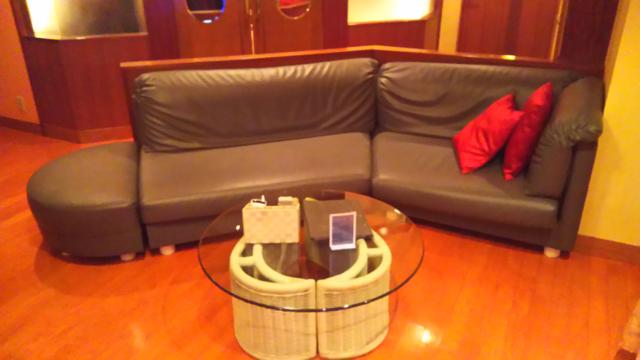 湘南ベイホテル(茅ヶ崎市/ラブホテル)の写真『311号室。広い応接間です。風呂は内外2つ。寝室は別にあります。』by キジ