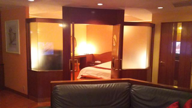 湘南ベイホテル(茅ヶ崎市/ラブホテル)の写真『311号室。応接間から、寝室の扉を開けてみました。』by キジ