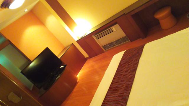 湘南ベイホテル(茅ヶ崎市/ラブホテル)の写真『311号室の寝室です。テレビもありますし、ドレッサーもあって、これだけで完結するホテルは沢山あると思います。』by キジ
