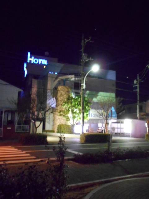 パーク(昭島市/ラブホテル)の写真『夜の外観（遠景）』by もんが～