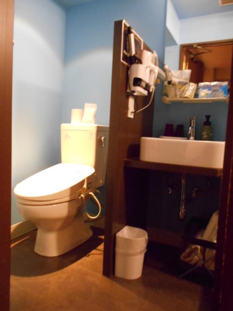 WILL URBAN（ウィルアーバン）八王子(八王子市/ラブホテル)の写真『702号室、トイレと洗面所』by もんが～