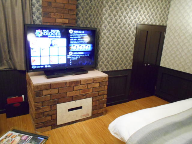 Bloom(ブルーム)(瑞穂町/ラブホテル)の写真『201号室、テレビ』by もんが～