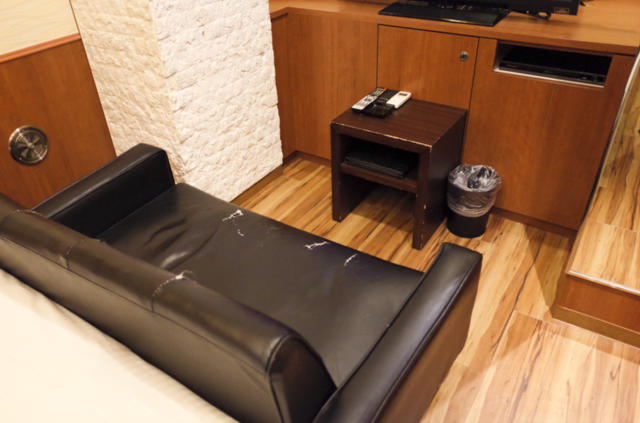 HOTEL GARNET（ガーネット)(千葉市中央区/ラブホテル)の写真『302号室　ちょっと痛んでるソファーとミニテーブル』by INA69