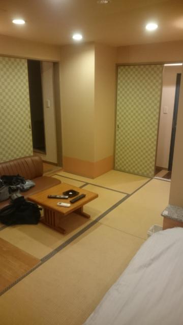 ホテル MARE（マーレ）(品川区/ラブホテル)の写真『206号室、手前ベッドと床畳』by ビデ三郎