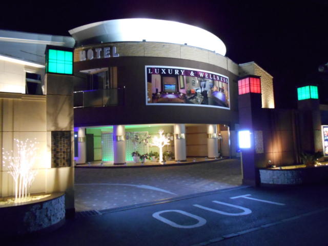 HOTEL Ｄ 入間(入間市/ラブホテル)の写真『夜の外観』by もんが～