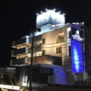 HOTEL VICTORIA RESORT(茅ヶ崎市/ラブホテル)の写真『夜の外観』by まさおJリーグカレーよ