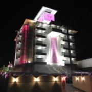 ホテルクリスマス 沼津(沼津市/ラブホテル)の写真『夜の外観』by まさおJリーグカレーよ